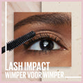 Eyelash curler being used on an eye with text 'LASH IMPACT WIMPER VOOR WIMPER' on a pink background